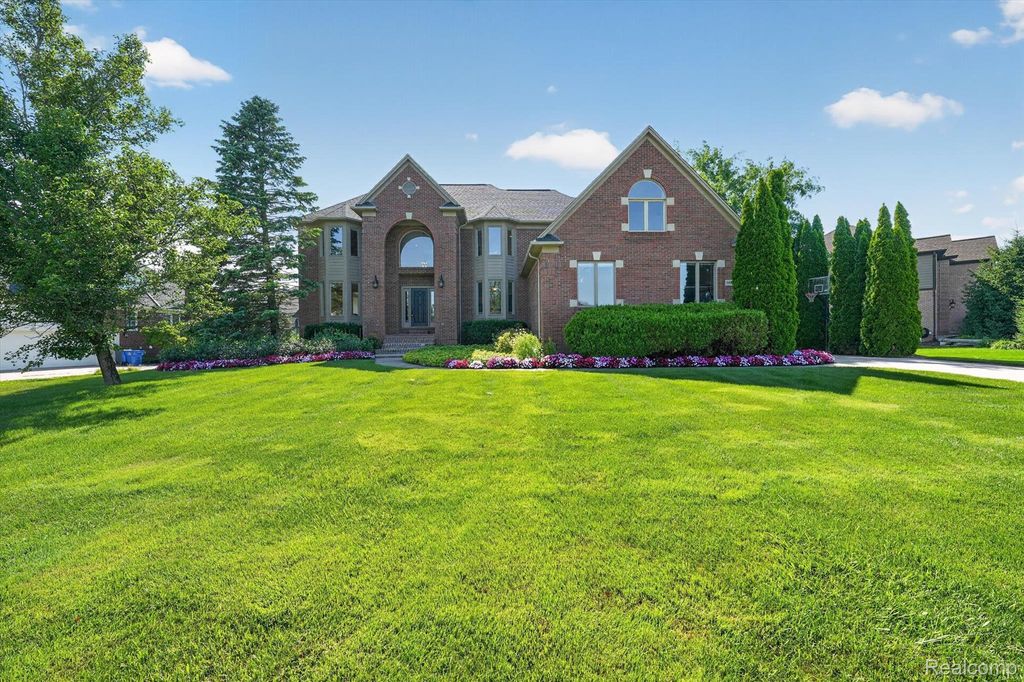 3804 Elk Drive, Oakland Charter Township, MI 48306