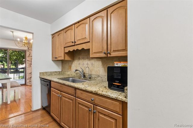 1077 Willow Grove Court, Rochester Hills, MI 48307