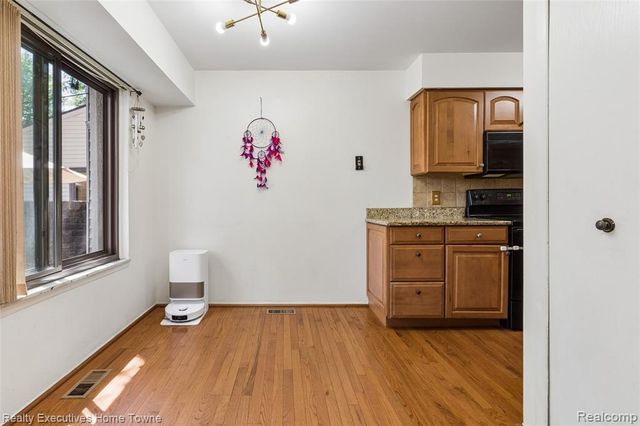 1077 Willow Grove Court, Rochester Hills, MI 48307
