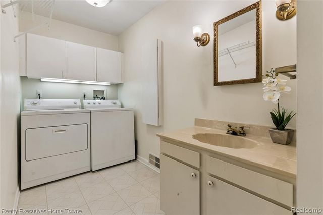 1077 Willow Grove Court, Rochester Hills, MI 48307