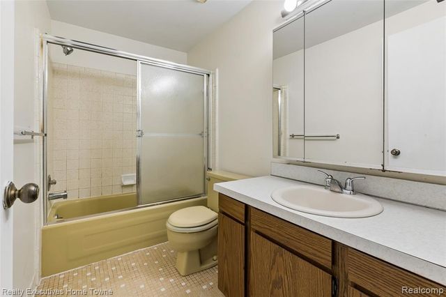 1077 Willow Grove Court, Rochester Hills, MI 48307