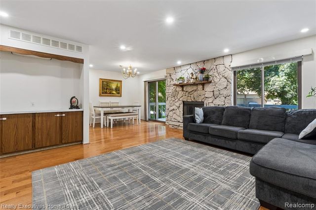 1077 Willow Grove Court, Rochester Hills, MI 48307