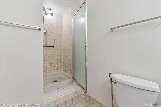 1077 Willow Grove Court, Rochester Hills, MI 48307