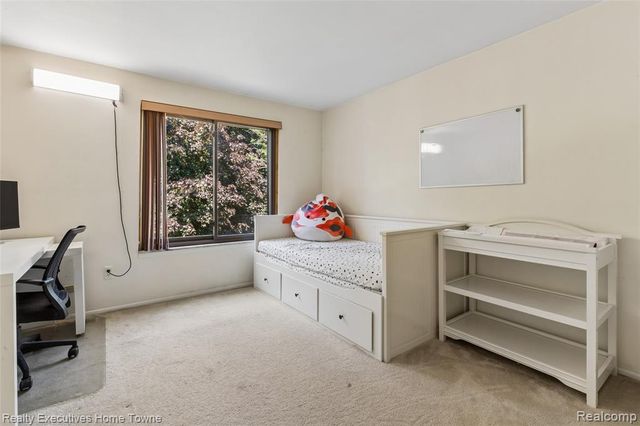 1077 Willow Grove Court, Rochester Hills, MI 48307