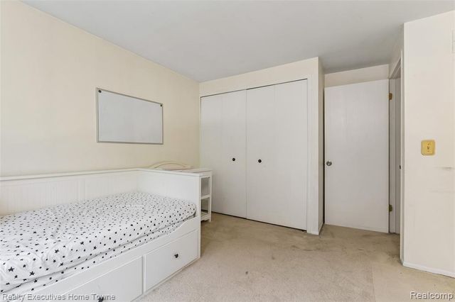 1077 Willow Grove Court, Rochester Hills, MI 48307