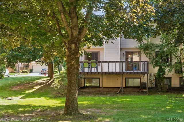 1077 Willow Grove Court, Rochester Hills, MI 48307