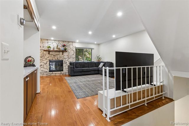 1077 Willow Grove Court, Rochester Hills, MI 48307