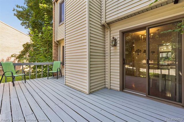 1077 Willow Grove Court, Rochester Hills, MI 48307