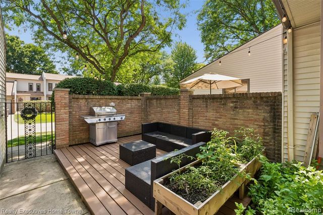 1077 Willow Grove Court, Rochester Hills, MI 48307