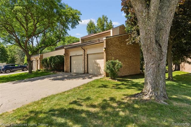 1077 Willow Grove Court, Rochester Hills, MI 48307