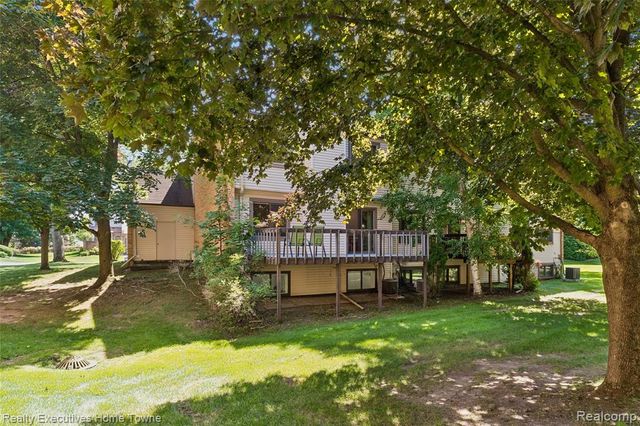 1077 Willow Grove Court, Rochester Hills, MI 48307