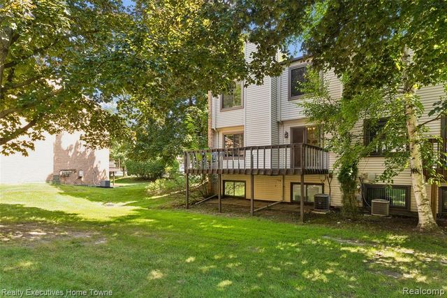 1077 Willow Grove Court, Rochester Hills, MI 48307