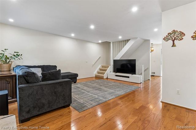 1077 Willow Grove Court, Rochester Hills, MI 48307