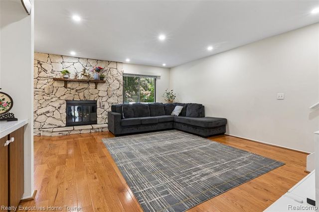 1077 Willow Grove Court, Rochester Hills, MI 48307