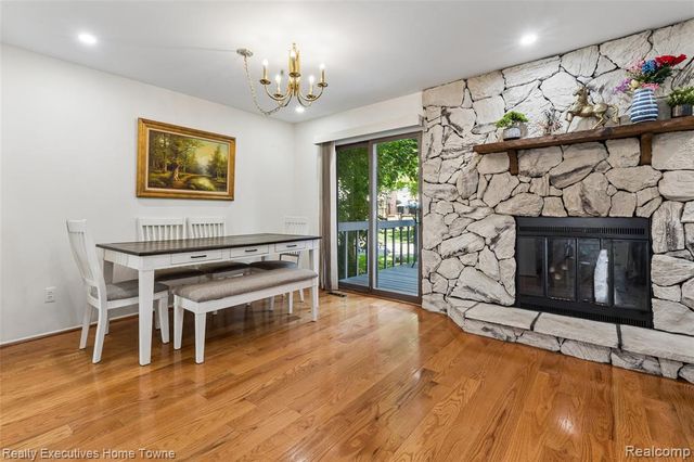 1077 Willow Grove Court, Rochester Hills, MI 48307