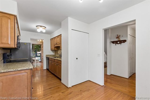 1077 Willow Grove Court, Rochester Hills, MI 48307