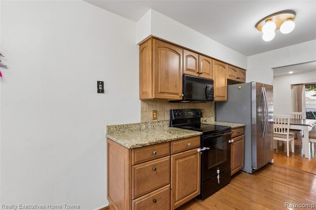 1077 Willow Grove Court, Rochester Hills, MI 48307