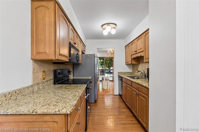 1077 Willow Grove Court, Rochester Hills, MI 48307