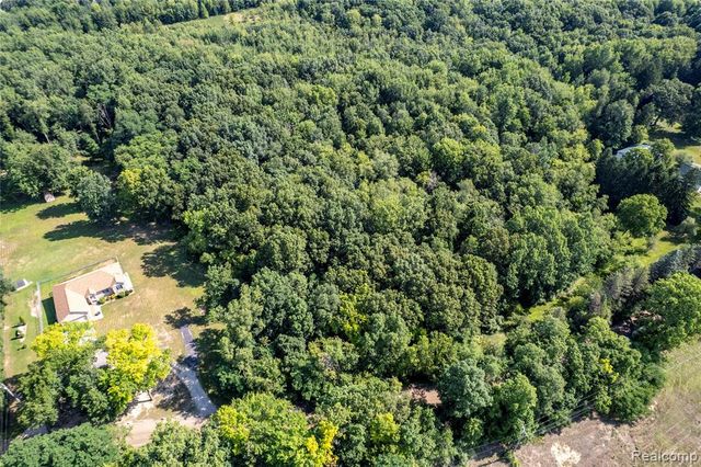 000 Holdridge Rd, Holly, MI 48462