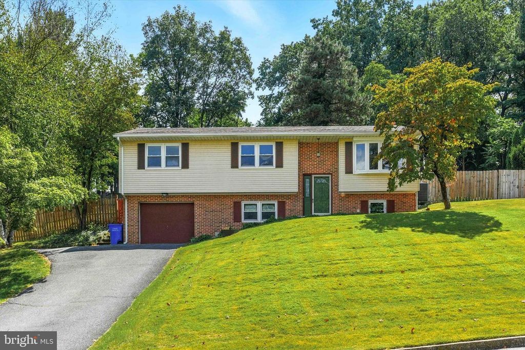 6151 HOCKER DR, Harrisburg, PA 17111