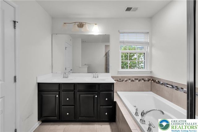 1143 Westminster Drive, Upper Macungie Twp, PA 18031
