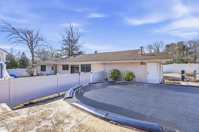 2 Chelsea Road, Jackson, NJ 08527