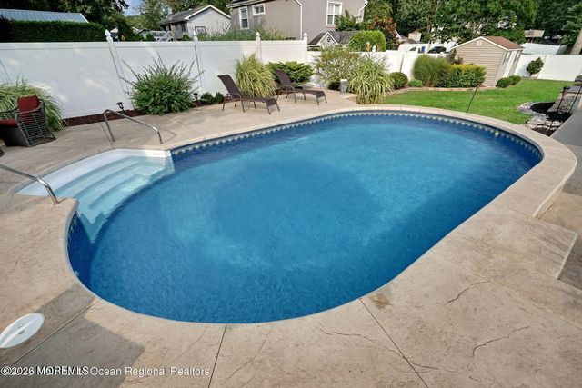 2 Chelsea Road, Jackson, NJ 08527