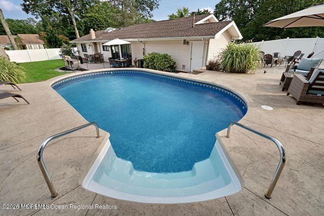 2 Chelsea Road, Jackson, NJ 08527