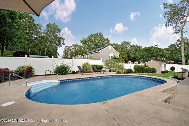 2 Chelsea Road, Jackson, NJ 08527