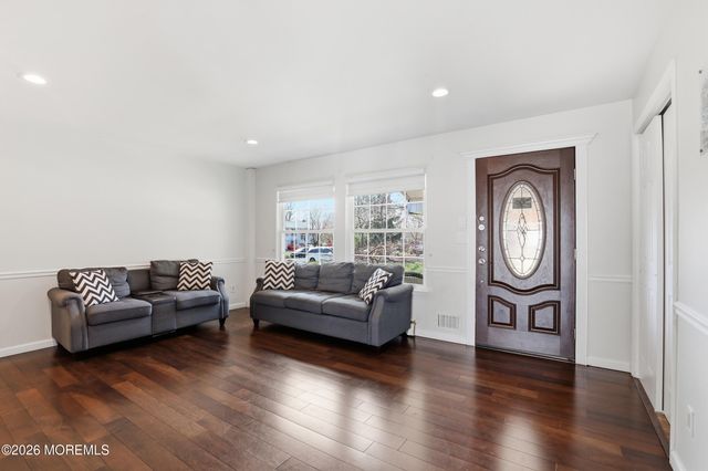 2 Chelsea Road, Jackson, NJ 08527