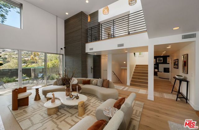 928 Las Lomas Avenue, Pacific Palisades, CA 90272
