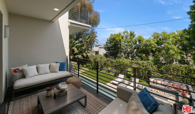 928 Las Lomas Avenue, Pacific Palisades, CA 90272