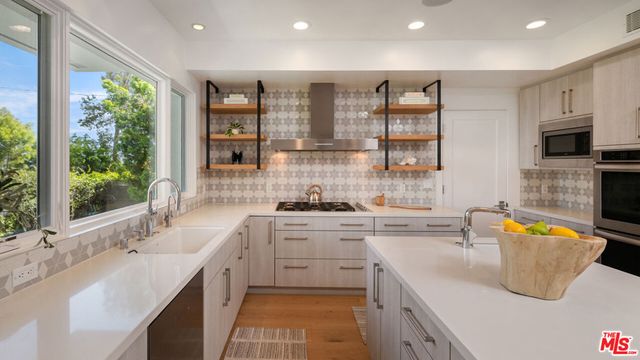 928 Las Lomas Avenue, Pacific Palisades, CA 90272