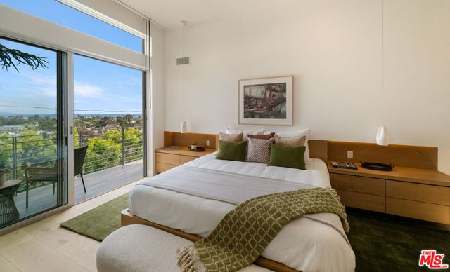 928 Las Lomas Avenue, Pacific Palisades, CA 90272