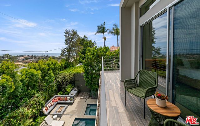 928 Las Lomas Avenue, Pacific Palisades, CA 90272