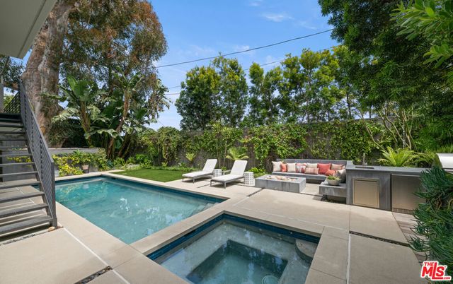 928 Las Lomas Avenue, Pacific Palisades, CA 90272