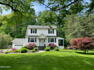 9 Newton Road, Colonie, NY 12110