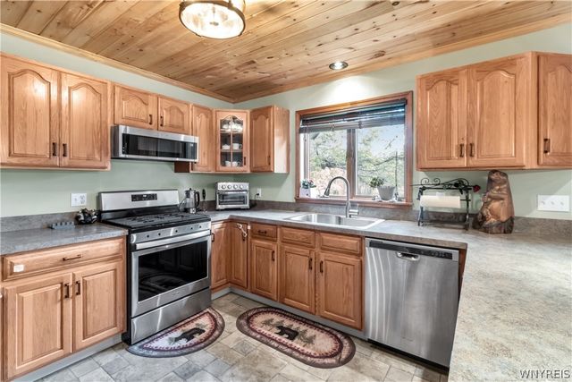 7542 Back Creek Road, Boston, NY 14075