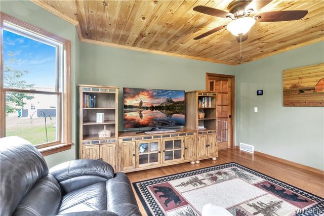7542 Back Creek Road, Boston, NY 14075