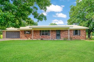 1025 E Fairview, Blossom, TX 75416