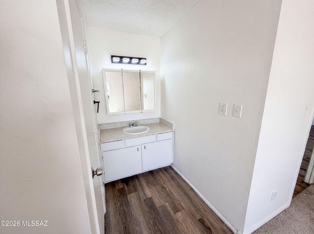 2704 S Lands End Road, Tucson, AZ 85713