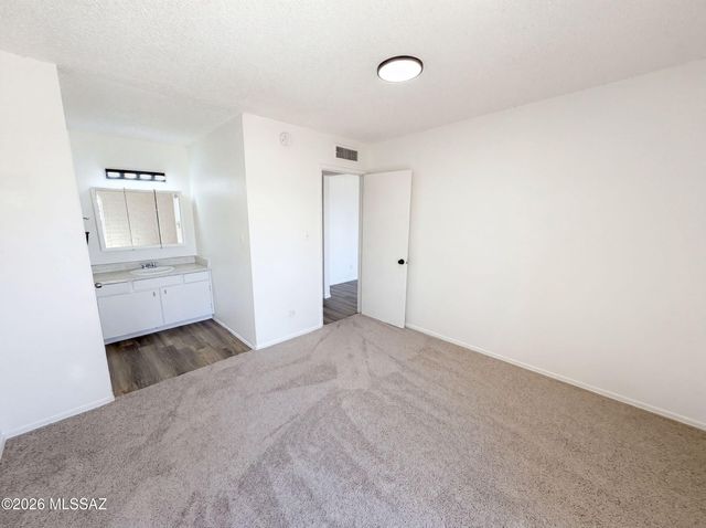 2704 S Lands End Road, Tucson, AZ 85713