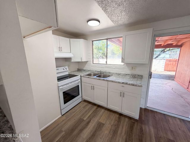 2704 S Lands End Road, Tucson, AZ 85713
