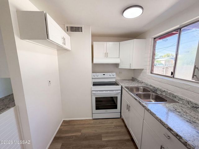 2704 S Lands End Road, Tucson, AZ 85713