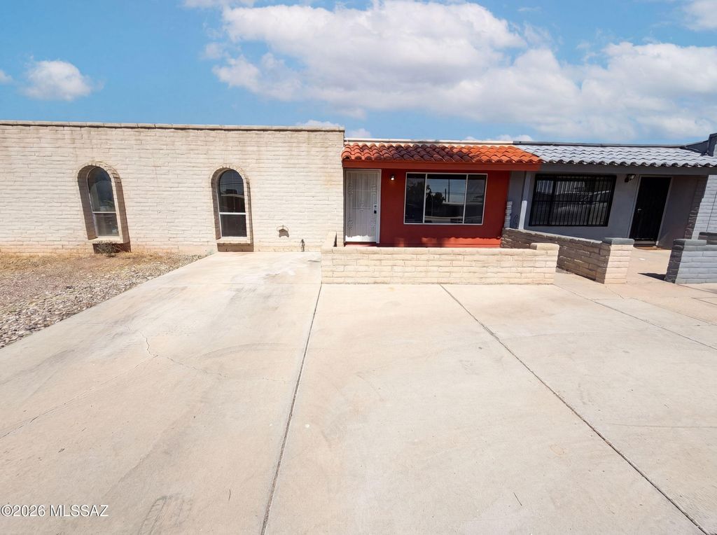 2704 S Lands End Road, Tucson, AZ 85713