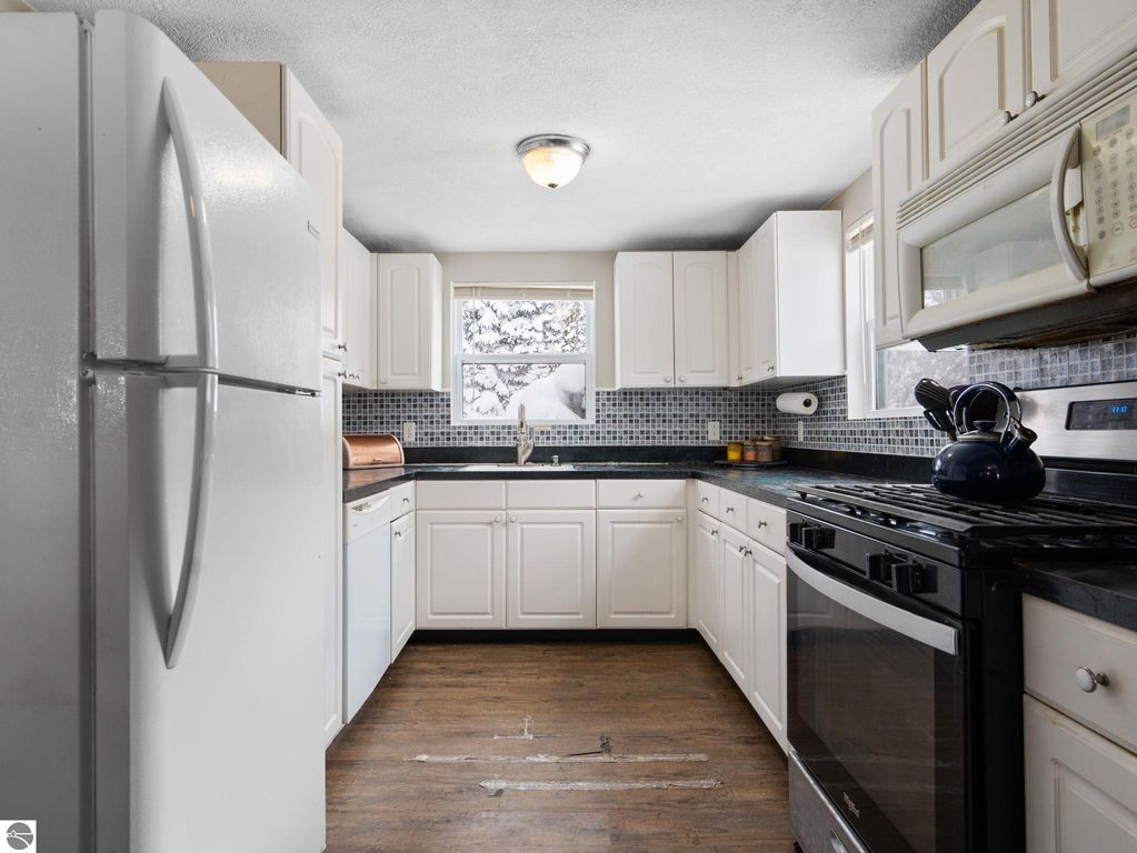 Image 7 of property listing at 4972 E Shore Drive, Kalkaska, MI 49646