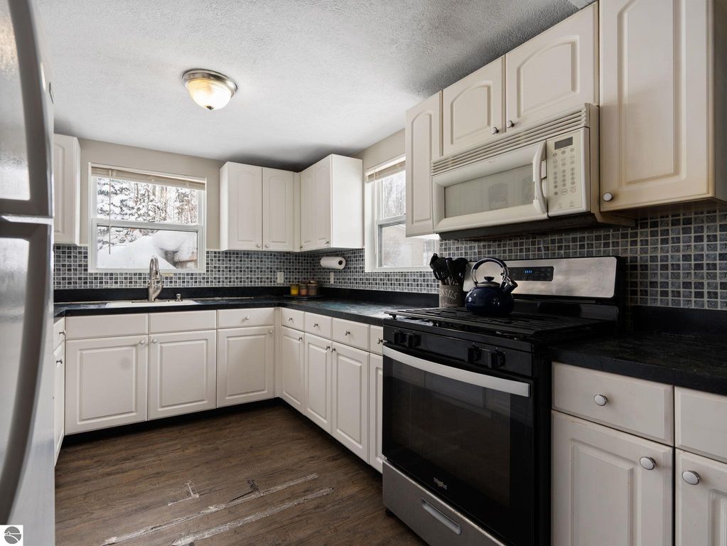 Image 8 of property listing at 4972 E Shore Drive, Kalkaska, MI 49646