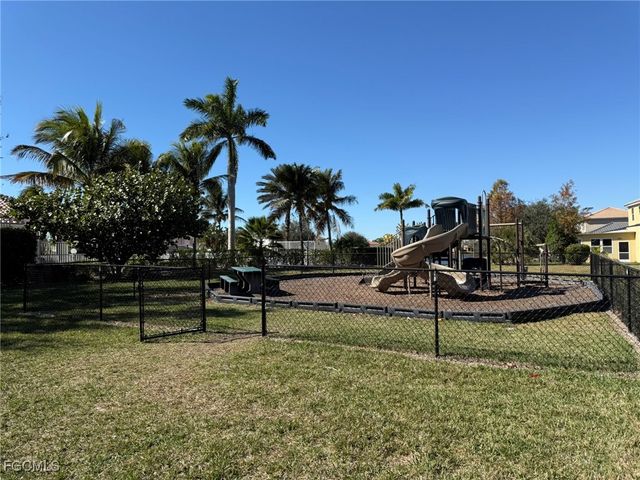 1376 Weeping Willow CT, Cape Coral, FL 33909