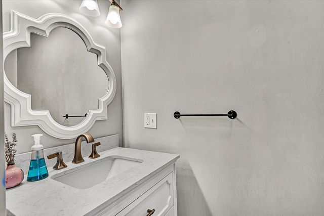 71 Waterside Cir Apt D8, Moneta, VA 24121