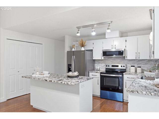 965 SAGRADA Cir, Keizer, OR 97303